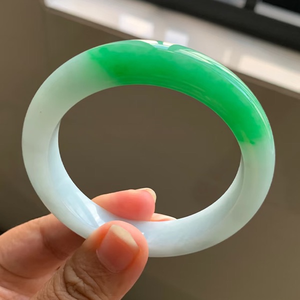 白底青手镯